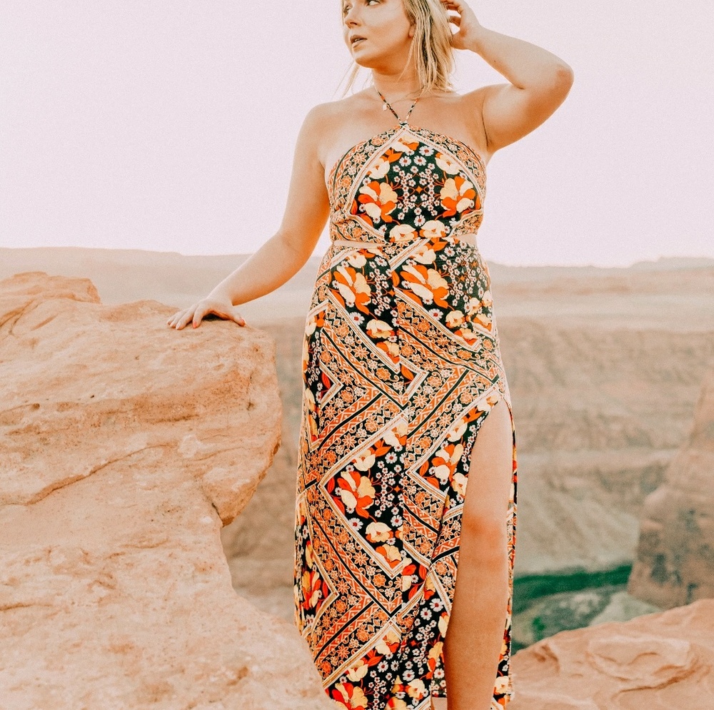 Maxi dress with high neck and a slit